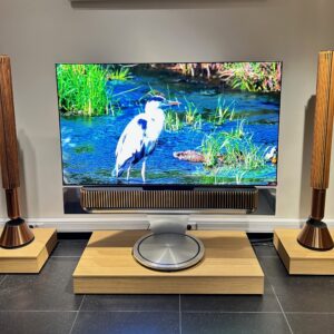 Beovision Theatre 65 Alu-Silver met Oak cover & motor floor stand en LG 65" G5 Oled 4K UHD