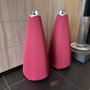 Beolab 20 MK2 van 2018 met "Rumba Red" doeken