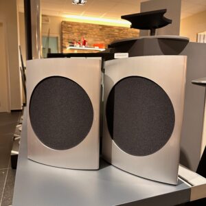 Beolab 17 Silver met zwart doek en witte eindkappen - WISA