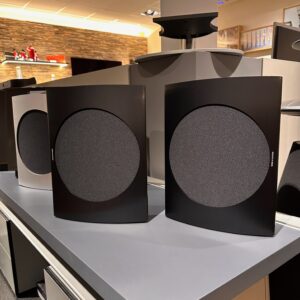 Beolab 17 Black met zwart doek en zwarte eindkappen - WISA